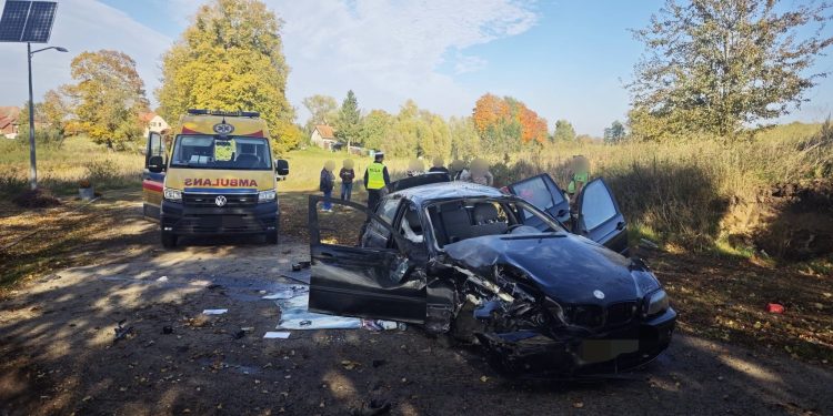 Dachowanie BMW podczas wyprzedzania! W aucie dwoje dzieci …